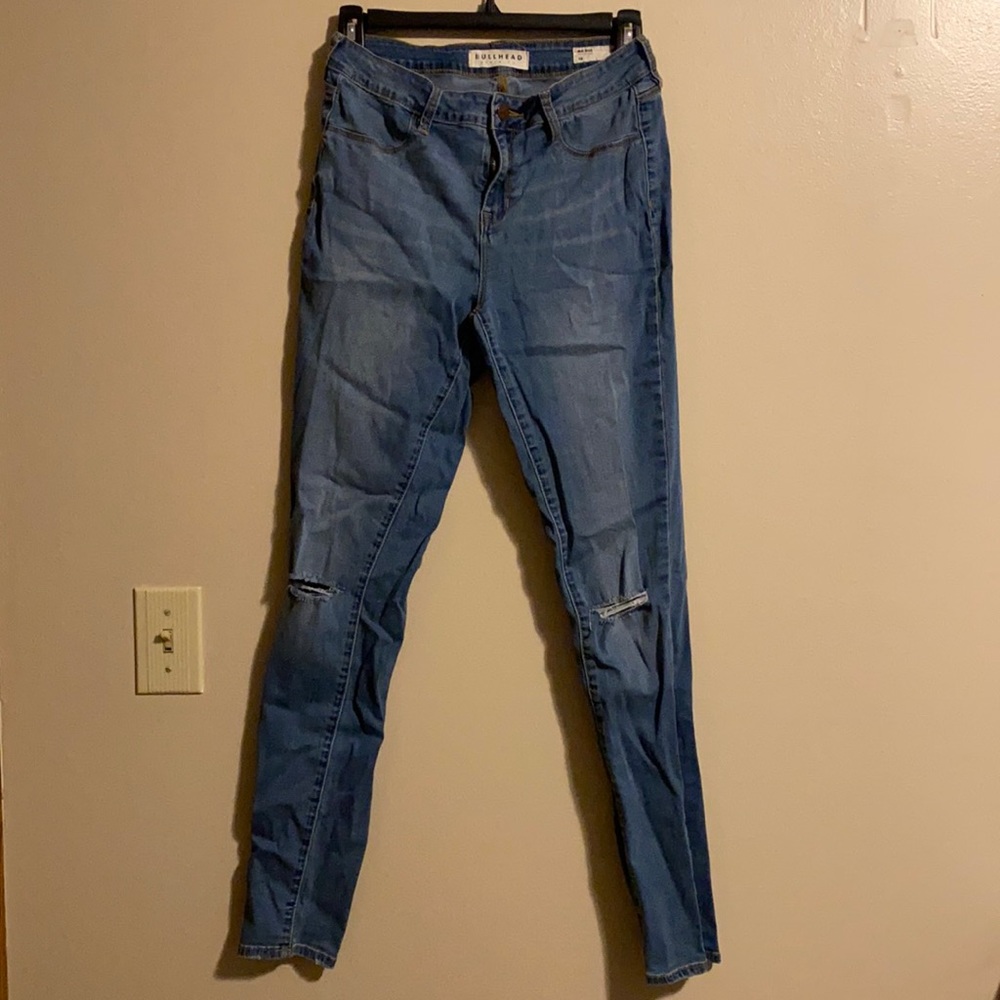 PacSun- Bullhead Denim Co- Mid Rise Jegging- Light wash with ripped knees